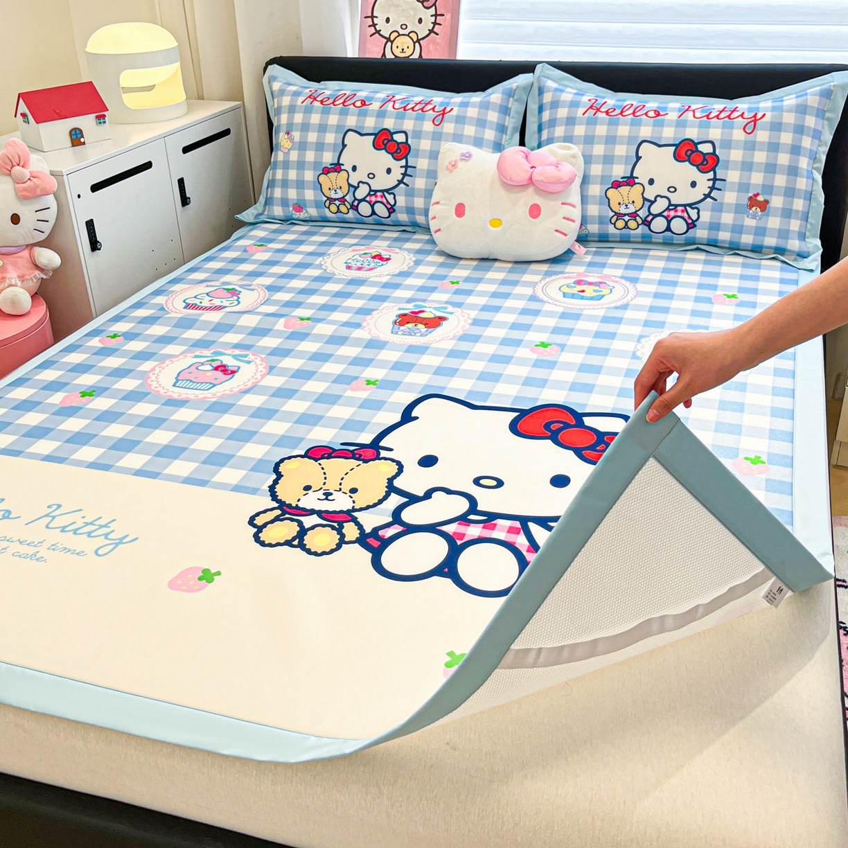 91家纺网 家纺一手货源 找家纺 暮思家居 2026新款正版授权A类大版数码印花三丽鸥1200D冰丝凉席可组合仿锦氨夏被 平铺款-格子KT