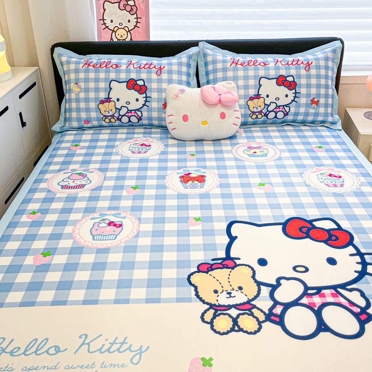 91家纺网 家纺一手货源 找家纺 暮思家居 2026新款正版授权A类大版数码印花三丽鸥1200D冰丝凉席可组合仿锦氨夏被 平铺款-格子KT