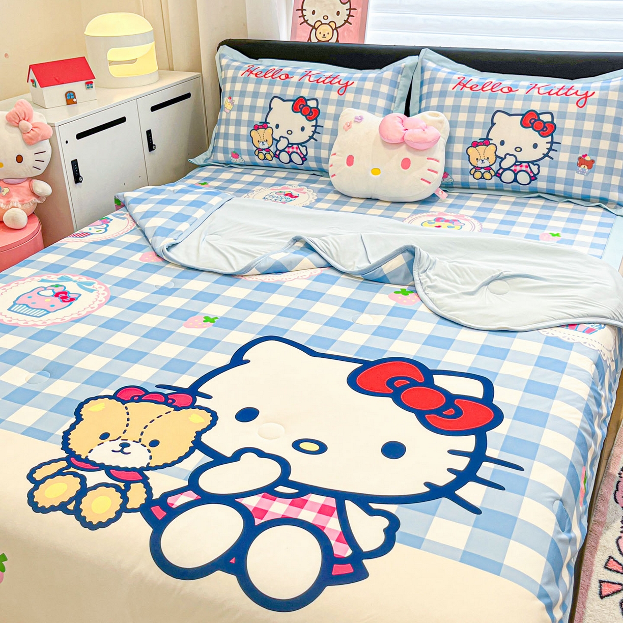 91家纺网 家纺一手货源 找家纺 暮思家居 2026新款正版授权A类大版数码印花三丽鸥1200D冰丝凉席可组合仿锦氨夏被 平铺款-格子KT