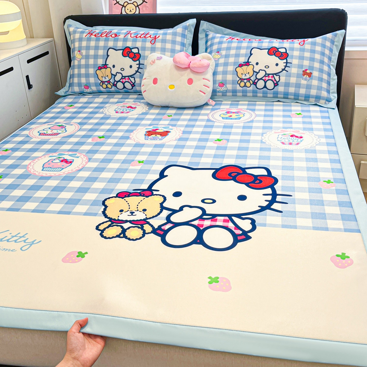 91家纺网 家纺一手货源 找家纺 暮思家居 2026新款正版授权A类大版数码印花三丽鸥1200D冰丝凉席可组合仿锦氨夏被 平铺款-格子KT