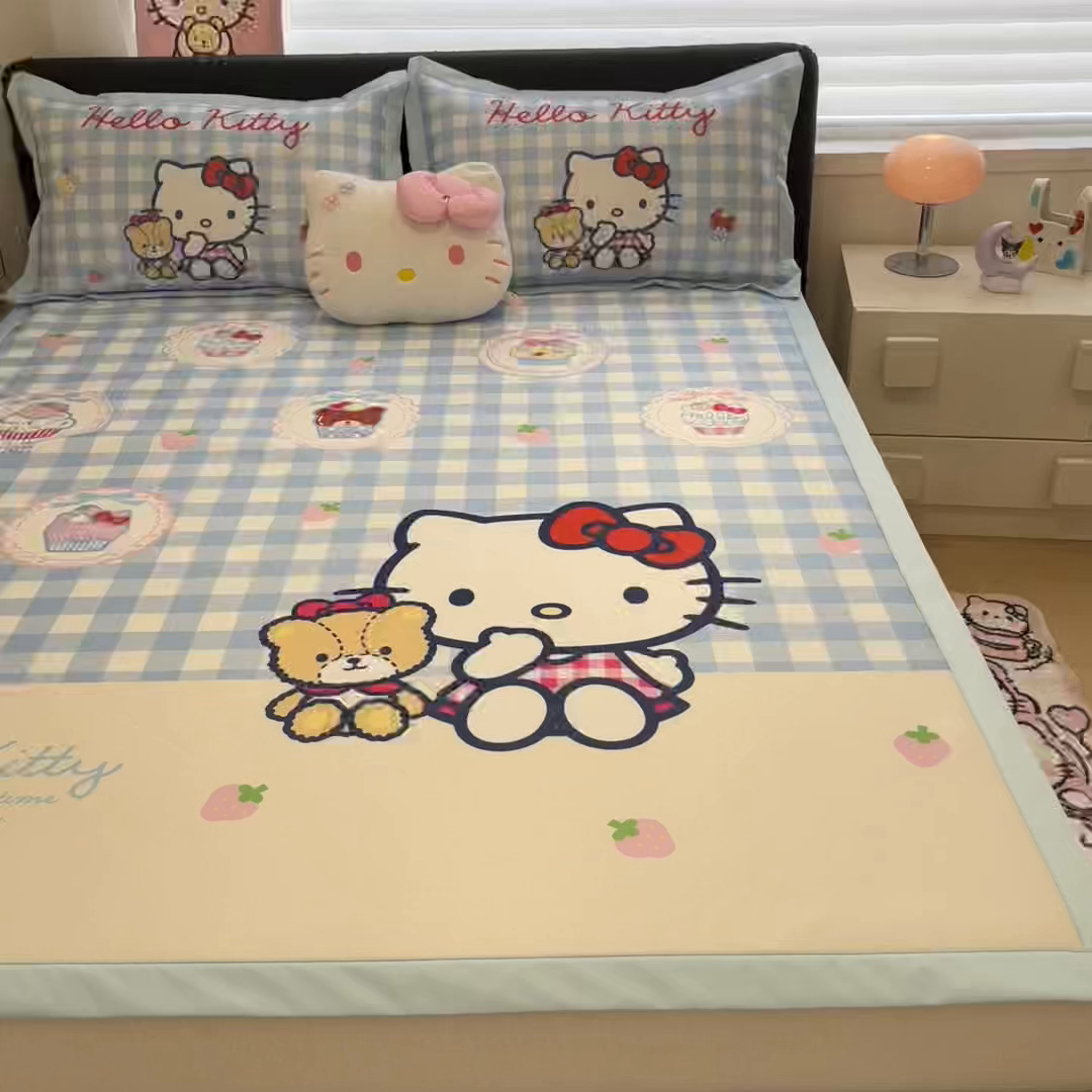 91家纺网 家纺一手货源 找家纺 暮思家居 2026新款正版授权A类大版数码印花三丽鸥1200D冰丝凉席可组合仿锦氨夏被 平铺款-格子KT