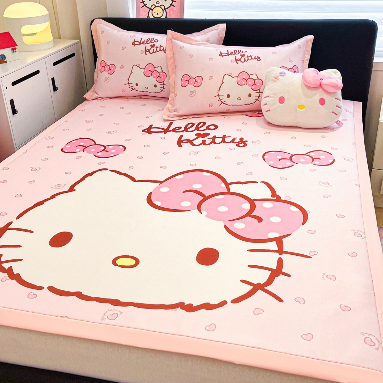 91家纺网 家纺一手货源 找家纺 暮思家居 2026新款正版授权A类大版数码印花三丽鸥1200D冰丝凉席可组合仿锦氨夏被 平铺款-蝴蝶结KT