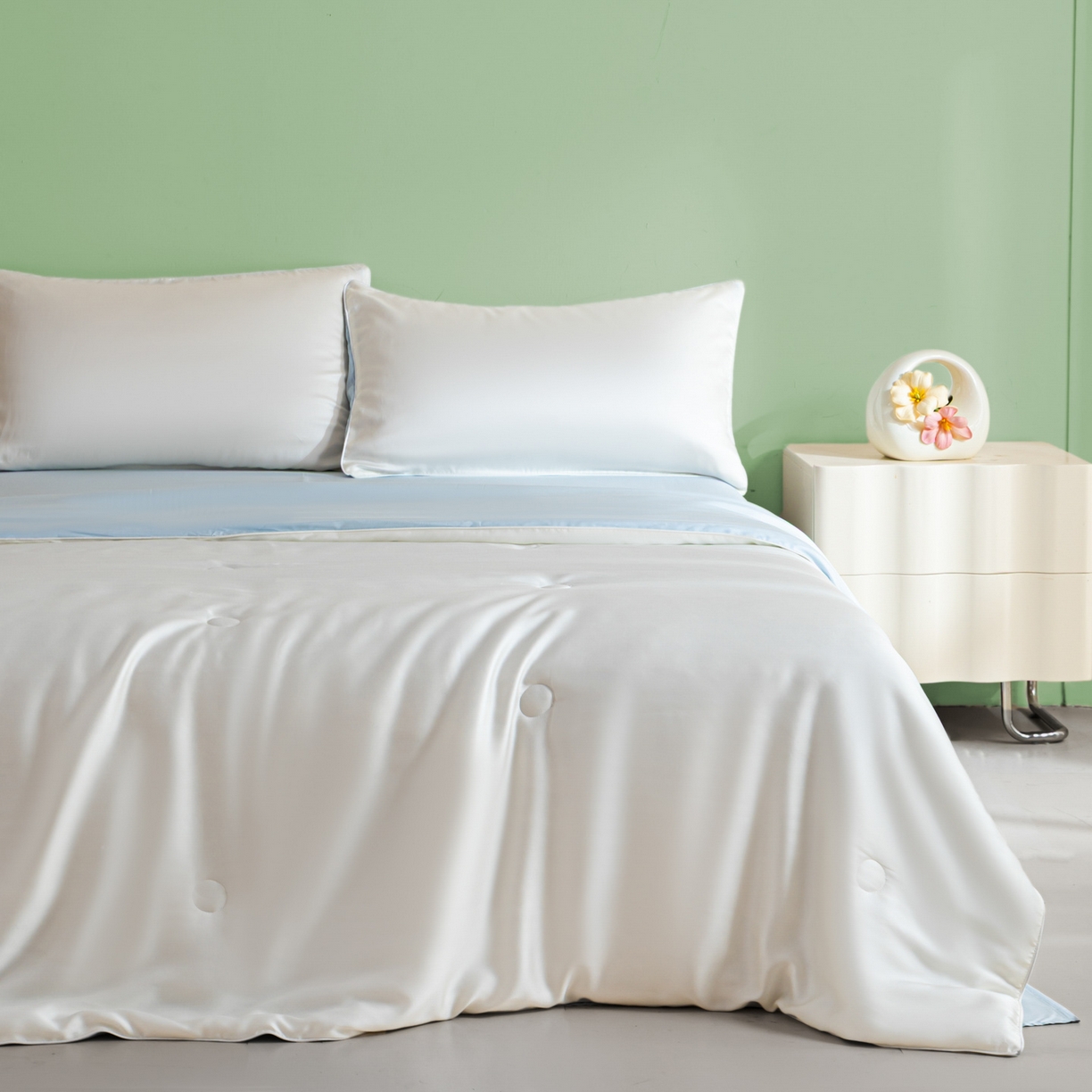 91家纺网 家纺一手货源 找家纺 云棉坊 2026新款水洗冰丝滚边款夏被-双拼系列 双拼-贵族白+天空蓝