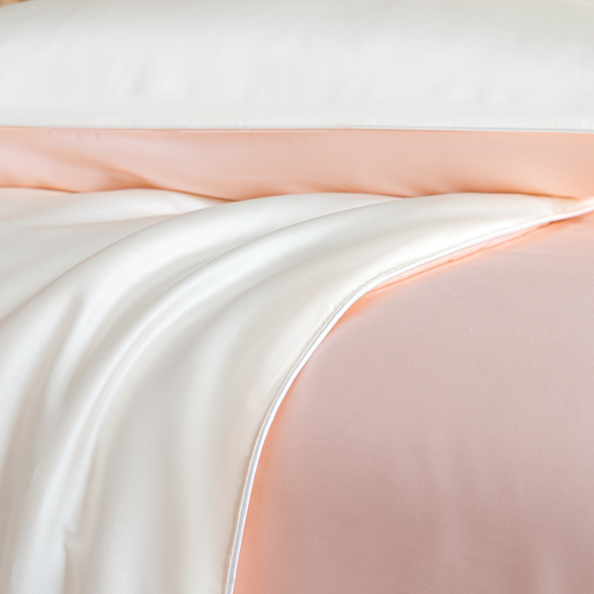 91家纺网 家纺一手货源 找家纺 云棉坊 2026新款水洗冰丝滚边款夏被-双拼系列 双拼-贵族白+半熟蜜桃