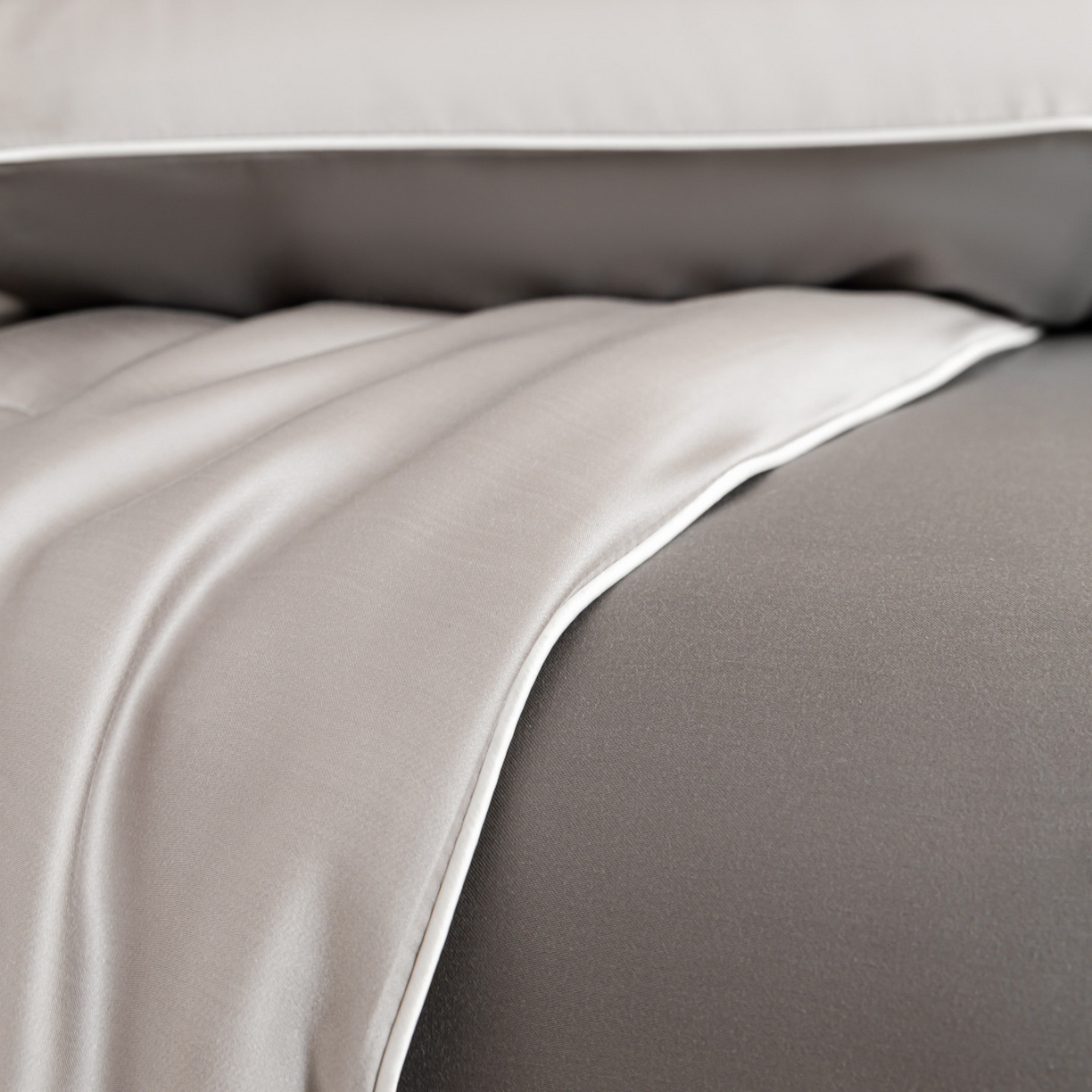 91家纺网 家纺一手货源 找家纺 云棉坊 2026新款水洗冰丝滚边款夏被-双拼系列 双拼-椰子灰+经典灰