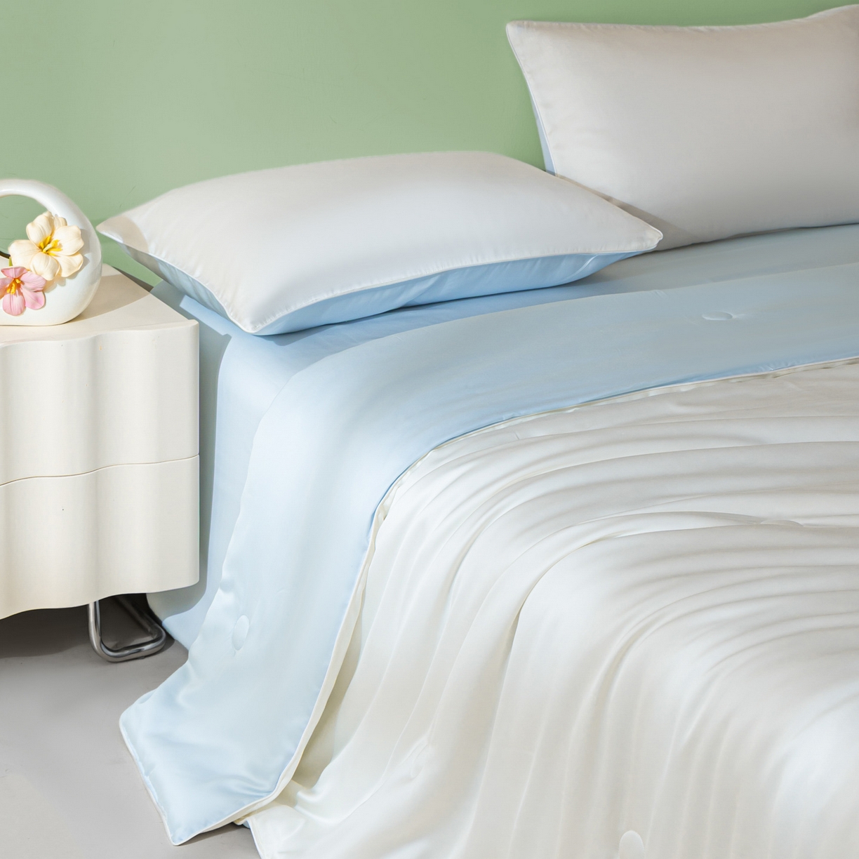 91家纺网 家纺一手货源 找家纺 云棉坊 2026新款水洗冰丝滚边款夏被-双拼系列 双拼-贵族白+天空蓝