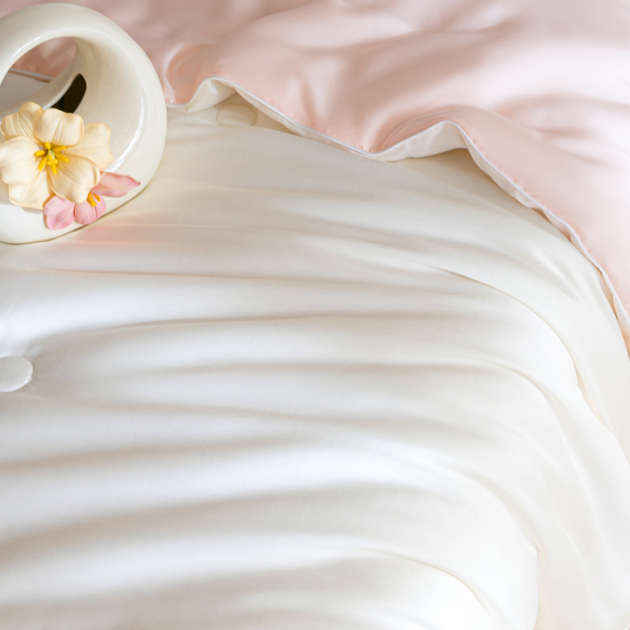 91家纺网 家纺一手货源 找家纺 云棉坊 2026新款水洗冰丝滚边款夏被-双拼系列 双拼-贵族白+半熟蜜桃