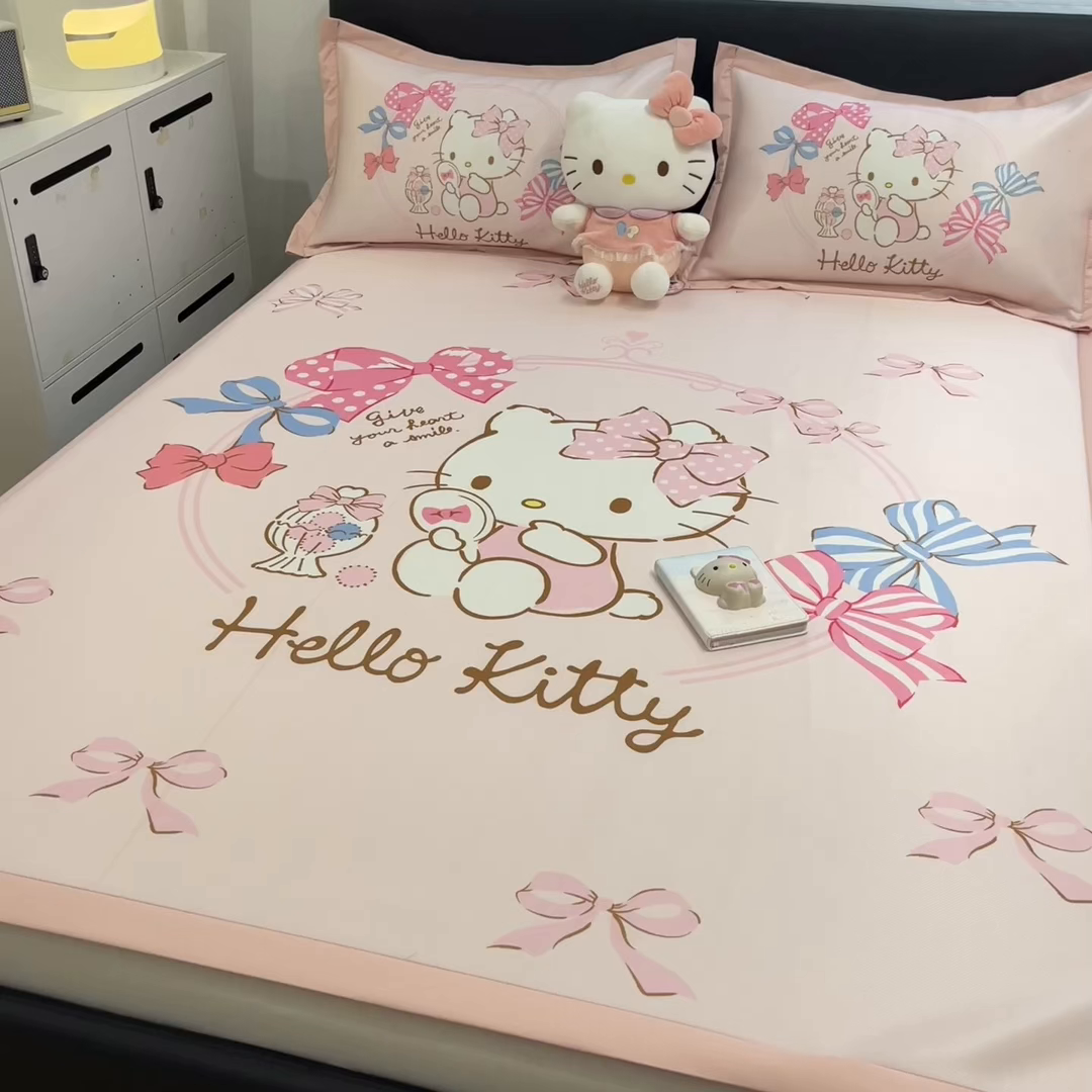 91家纺网 家纺一手货源 找家纺 暮思家居 2026新款正版授权A类大版数码印花三丽鸥1200D冰丝凉席可组合仿锦氨夏被 平铺款-美美KT