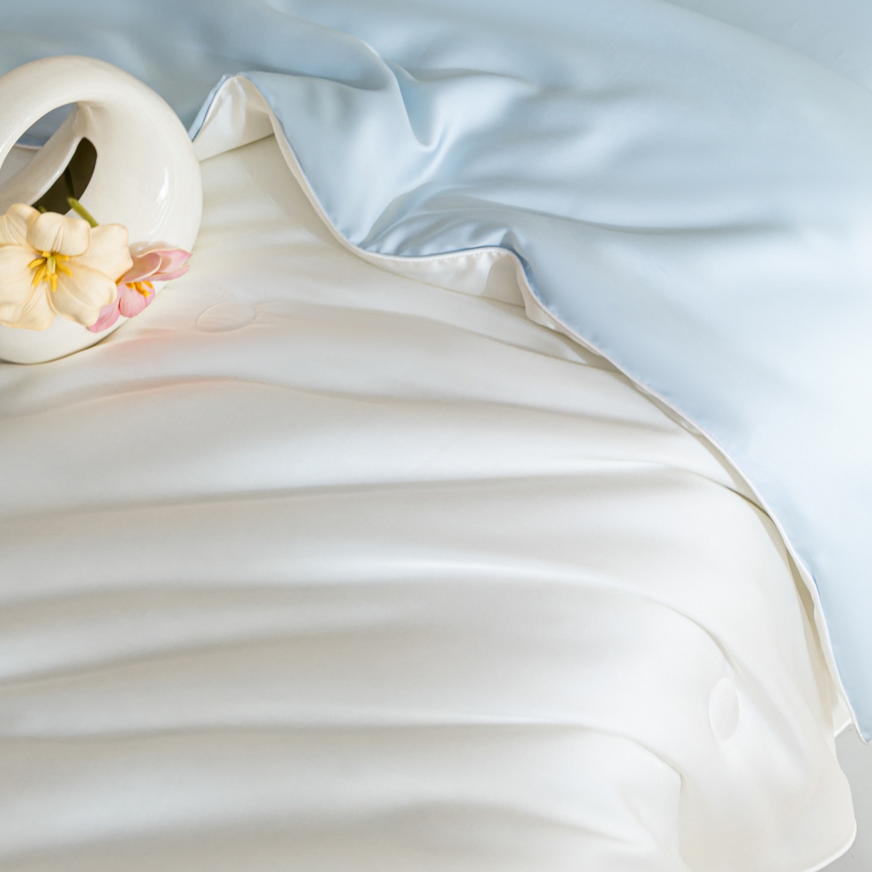 91家纺网 家纺一手货源 找家纺 云棉坊 2026新款水洗冰丝滚边款夏被-双拼系列 双拼-贵族白+天空蓝