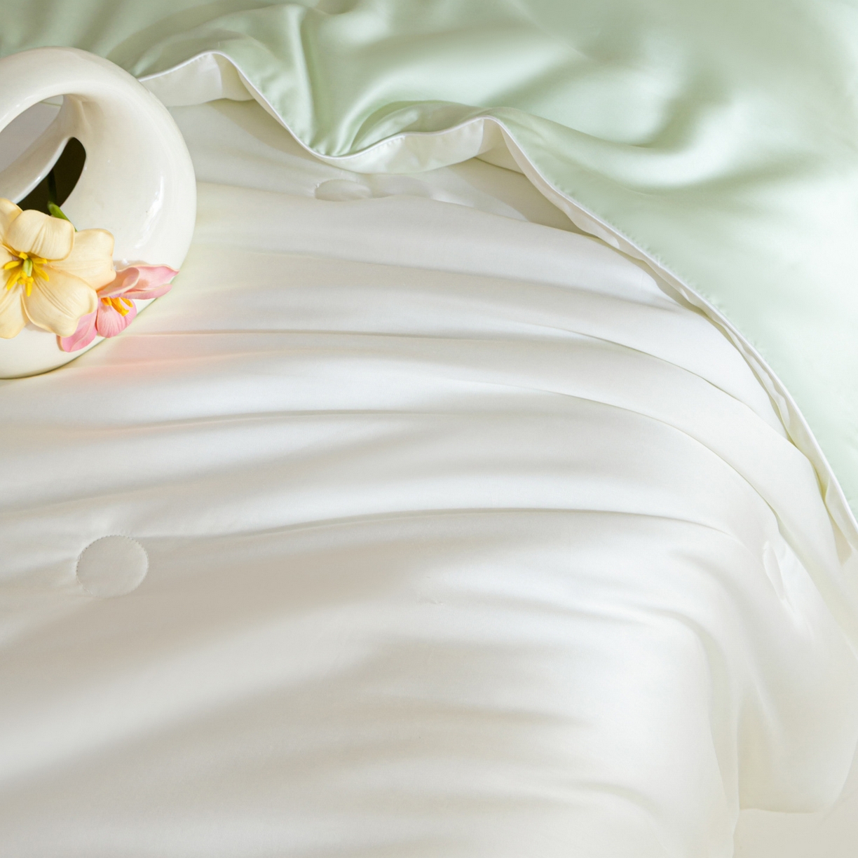 91家纺网 家纺一手货源 找家纺 云棉坊 2026新款水洗冰丝滚边款夏被-双拼系列 双拼-贵族白+水果清香