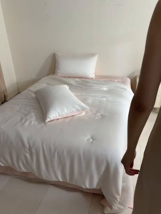 91家纺网 家纺一手货源 找家纺 云棉坊 2026新款水洗冰丝滚边款夏被-双拼系列 双拼-贵族白+半熟蜜桃