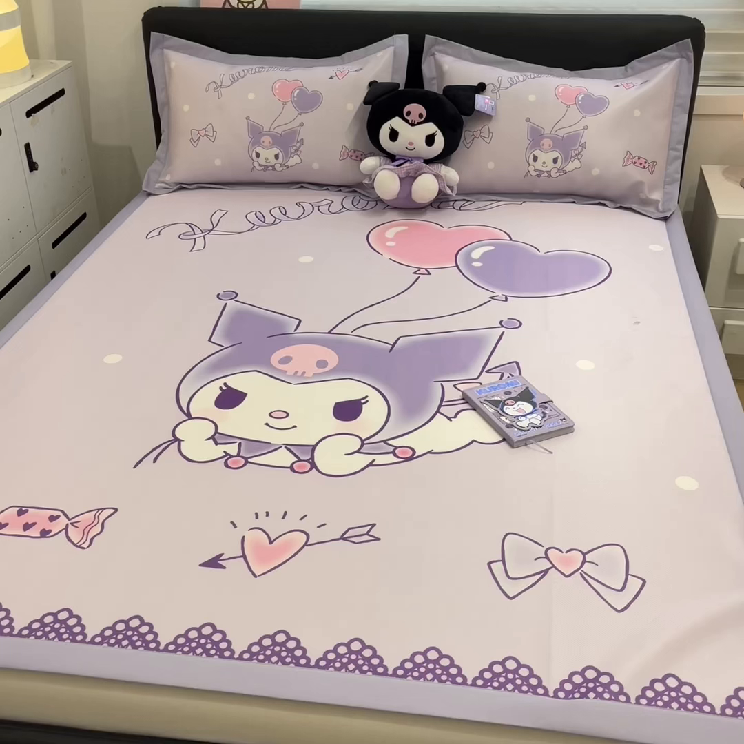 91家纺网 家纺一手货源 找家纺 暮思家居 2026新款正版授权A类大版数码印花三丽鸥1200D冰丝凉席可组合仿锦氨夏被 平铺款-梦想库洛米