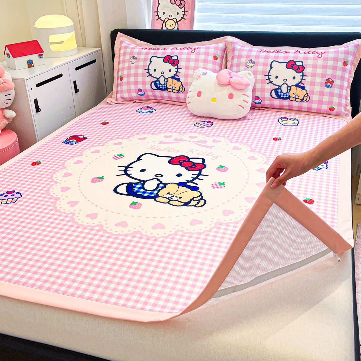 91家纺网 家纺一手货源 找家纺 暮思家居 2026新款正版授权A类大版数码印花三丽鸥1200D冰丝凉席可组合仿锦氨夏被 平铺款-奶油KT