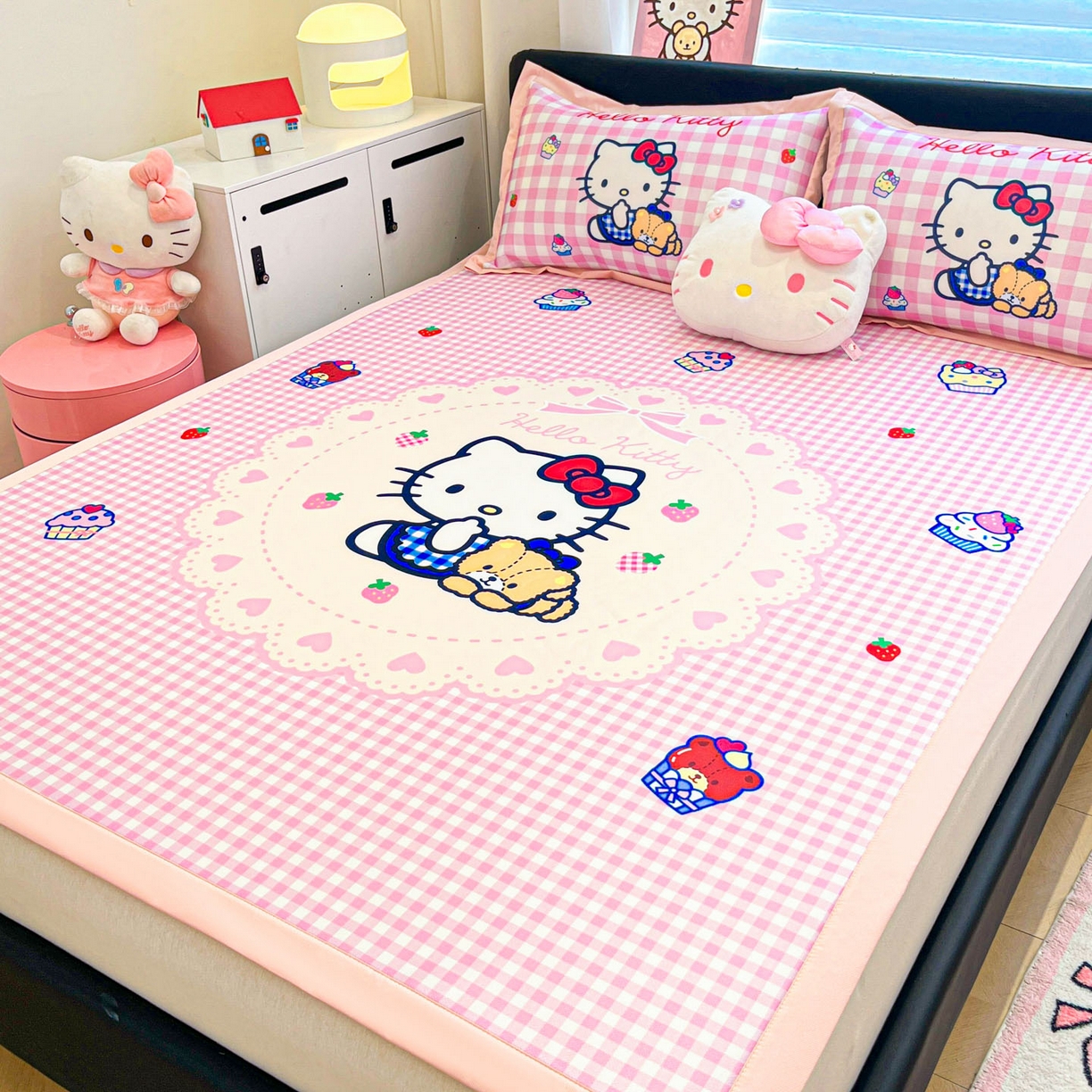 91家纺网 家纺一手货源 找家纺 暮思家居 2026新款正版授权A类大版数码印花三丽鸥1200D冰丝凉席可组合仿锦氨夏被 平铺款-奶油KT