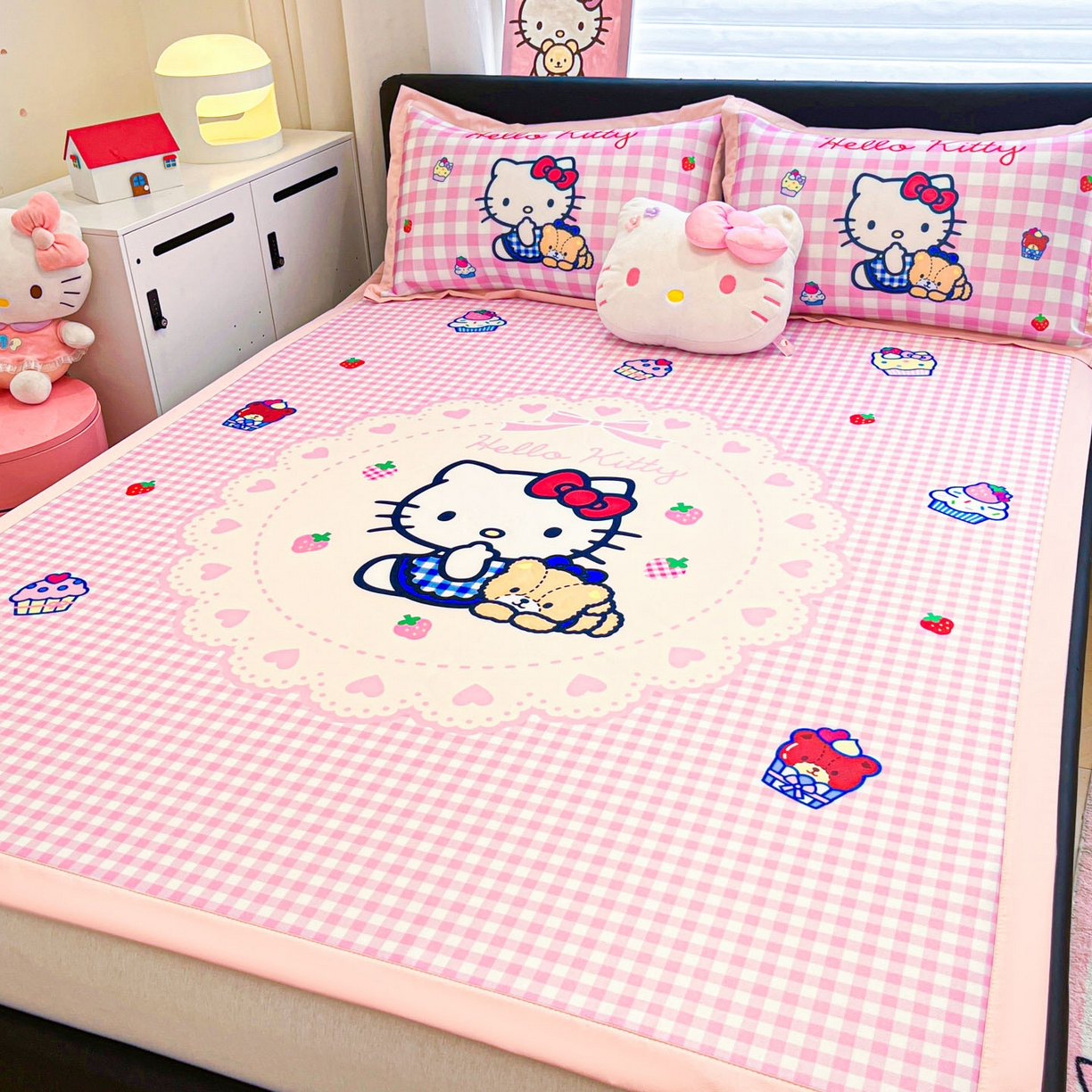 91家纺网 家纺一手货源 找家纺 暮思家居 2026新款正版授权A类大版数码印花三丽鸥1200D冰丝凉席可组合仿锦氨夏被 平铺款-奶油KT