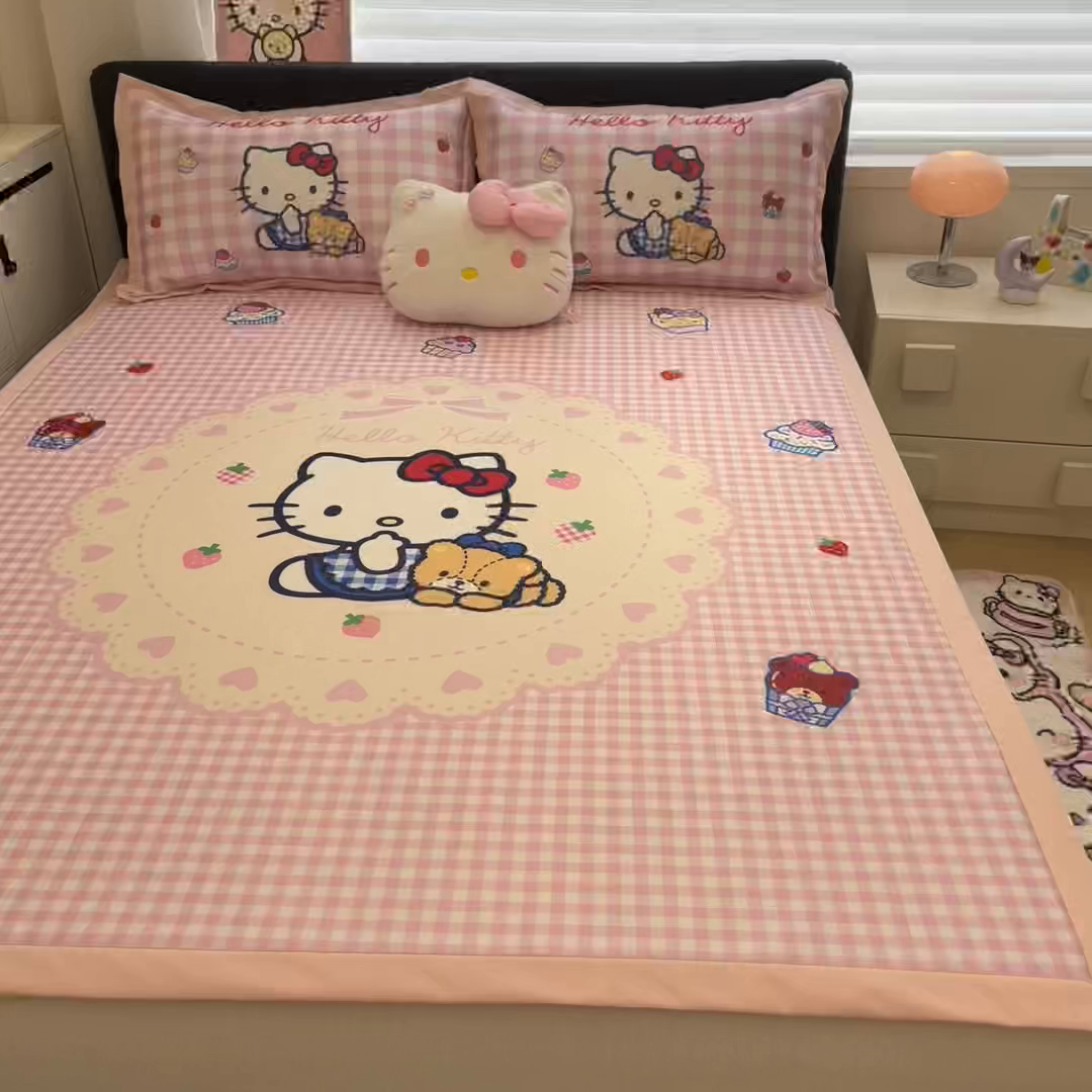 91家纺网 家纺一手货源 找家纺 暮思家居 2026新款正版授权A类大版数码印花三丽鸥1200D冰丝凉席可组合仿锦氨夏被 平铺款-奶油KT