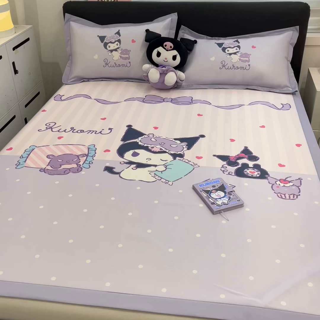 91家纺网 家纺一手货源 找家纺 暮思家居 2026新款正版授权A类大版数码印花三丽鸥1200D冰丝凉席可组合仿锦氨夏被 平铺款-甜蜜库洛米