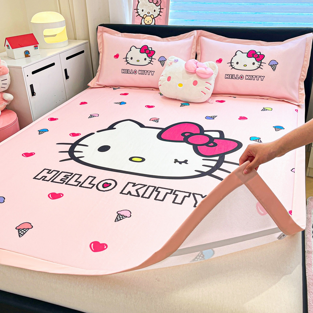 91家纺网 家纺一手货源 找家纺 暮思家居 2026新款正版授权A类大版数码印花三丽鸥1200D冰丝凉席可组合仿锦氨夏被 平铺款-甜筒KT