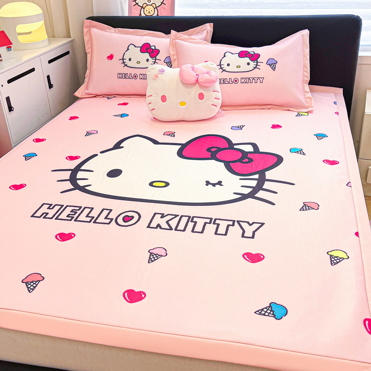 91家纺网 家纺一手货源 找家纺 暮思家居 2026新款正版授权A类大版数码印花三丽鸥1200D冰丝凉席可组合仿锦氨夏被 平铺款-甜筒KT