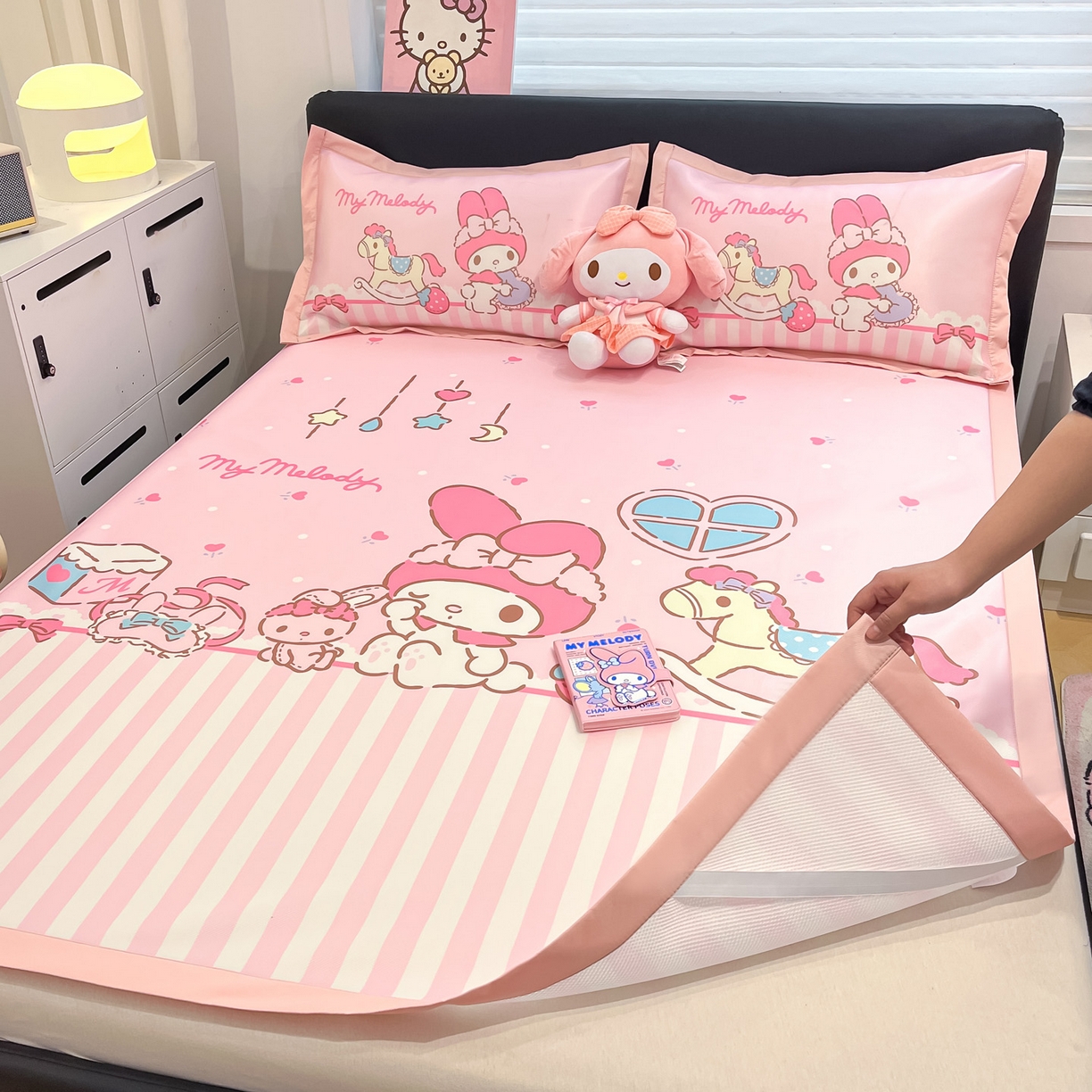 91家纺网 家纺一手货源 找家纺 暮思家居 2026新款正版授权A类大版数码印花三丽鸥1200D冰丝凉席可组合仿锦氨夏被 平铺款-条纹美乐蒂