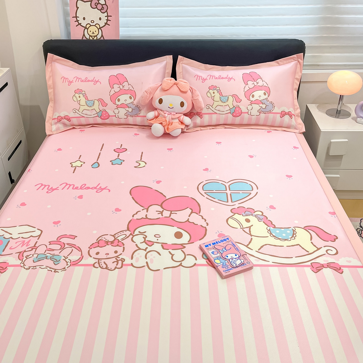 91家纺网 家纺一手货源 找家纺 暮思家居 2026新款正版授权A类大版数码印花三丽鸥1200D冰丝凉席可组合仿锦氨夏被 平铺款-条纹美乐蒂