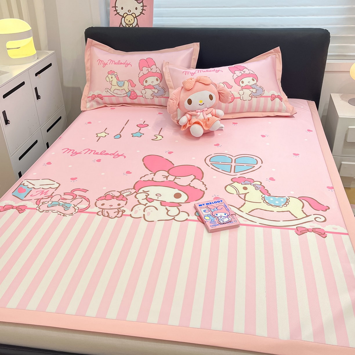 91家纺网 家纺一手货源 找家纺 暮思家居 2026新款正版授权A类大版数码印花三丽鸥1200D冰丝凉席可组合仿锦氨夏被 平铺款-条纹美乐蒂