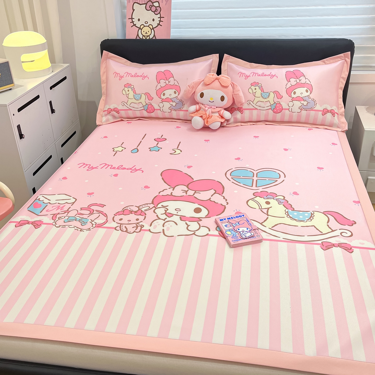 91家纺网 家纺一手货源 找家纺 暮思家居 2026新款正版授权A类大版数码印花三丽鸥1200D冰丝凉席可组合仿锦氨夏被 平铺款-条纹美乐蒂