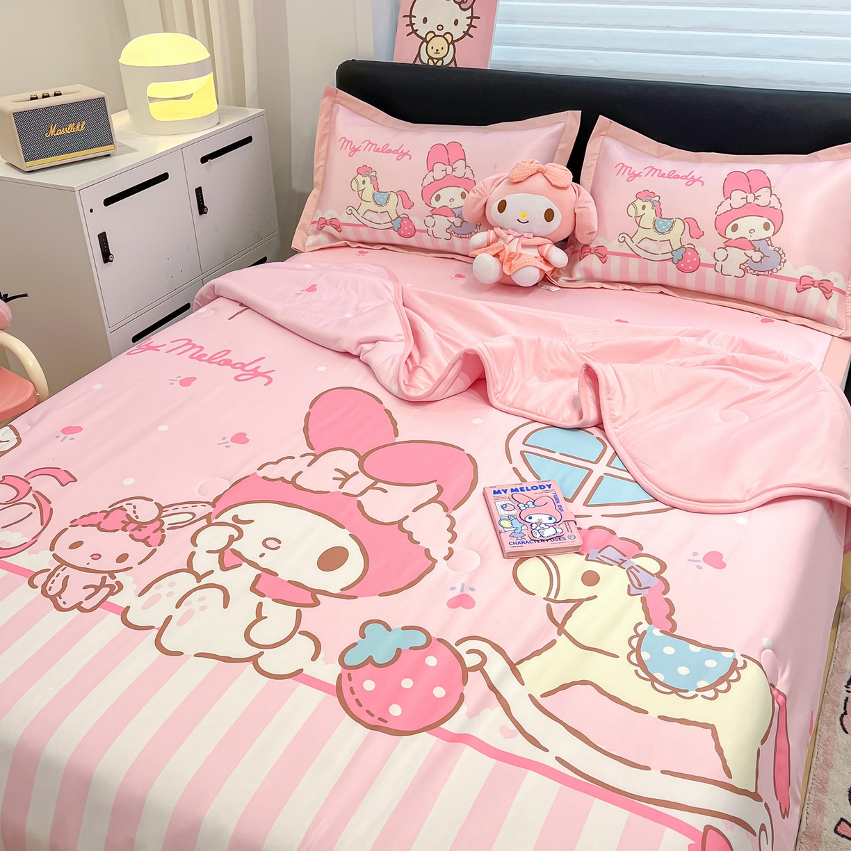 91家纺网 家纺一手货源 找家纺 暮思家居 2026新款正版授权A类大版数码印花三丽鸥1200D冰丝凉席可组合仿锦氨夏被 平铺款-条纹美乐蒂