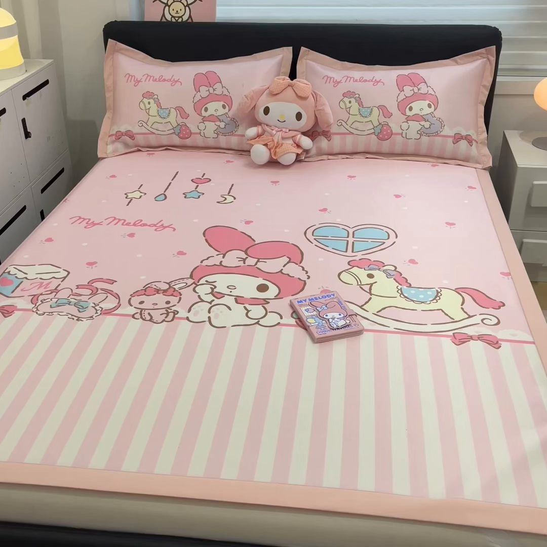 91家纺网 家纺一手货源 找家纺 暮思家居 2026新款正版授权A类大版数码印花三丽鸥1200D冰丝凉席可组合仿锦氨夏被 平铺款-条纹美乐蒂