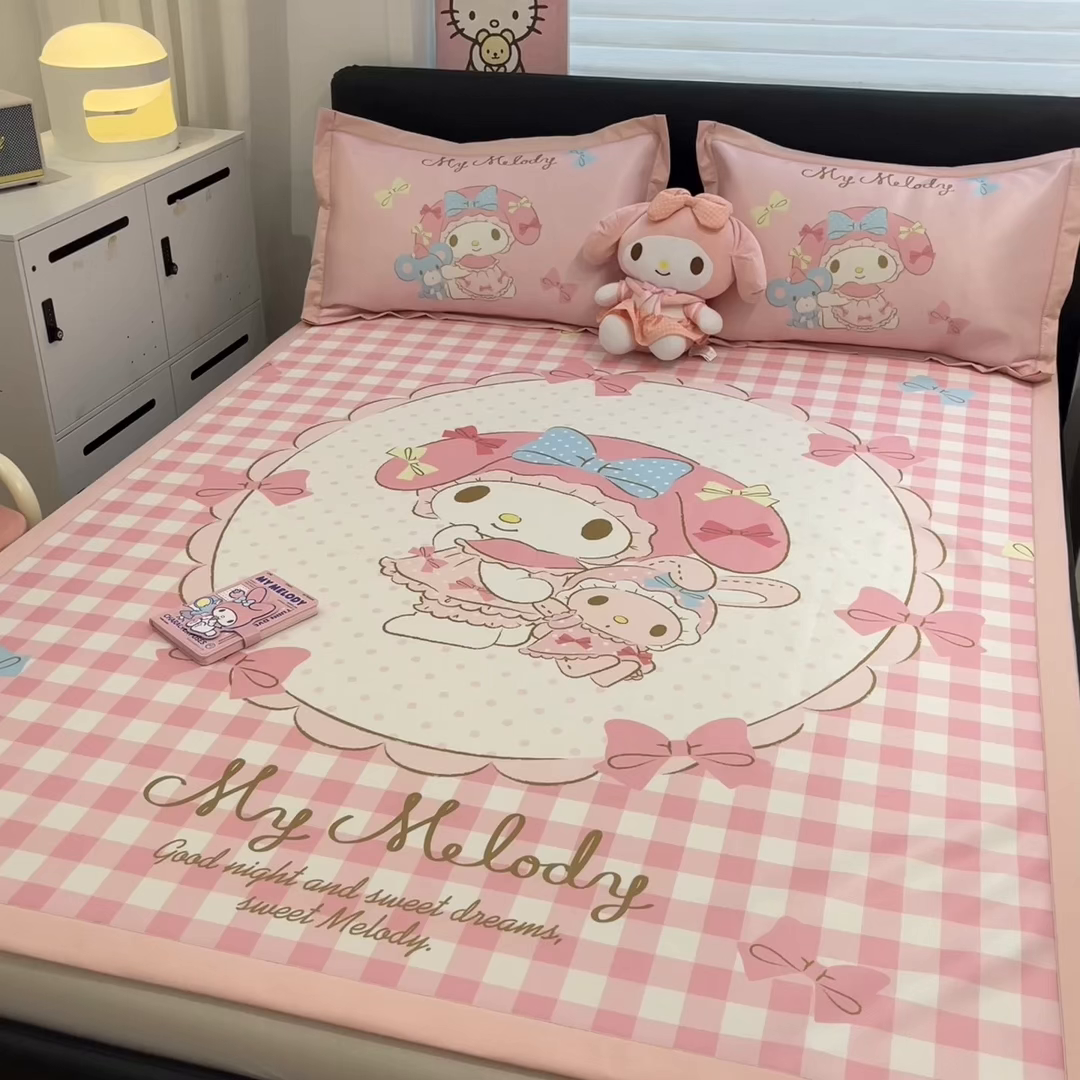 91家纺网 家纺一手货源 找家纺 暮思家居 2026新款正版授权A类大版数码印花三丽鸥1200D冰丝凉席可组合仿锦氨夏被 平铺款-相框美乐蒂