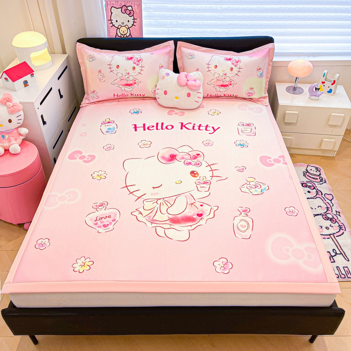 91家纺网 家纺一手货源 找家纺 暮思家居 2026新款正版授权A类大版数码印花三丽鸥1200D冰丝凉席可组合仿锦氨夏被 平铺款-香水KT