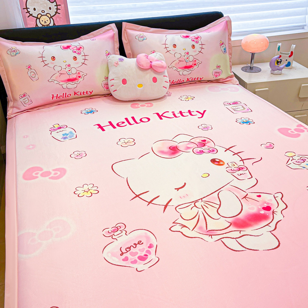 91家纺网 家纺一手货源 找家纺 暮思家居 2026新款正版授权A类大版数码印花三丽鸥1200D冰丝凉席可组合仿锦氨夏被 平铺款-香水KT