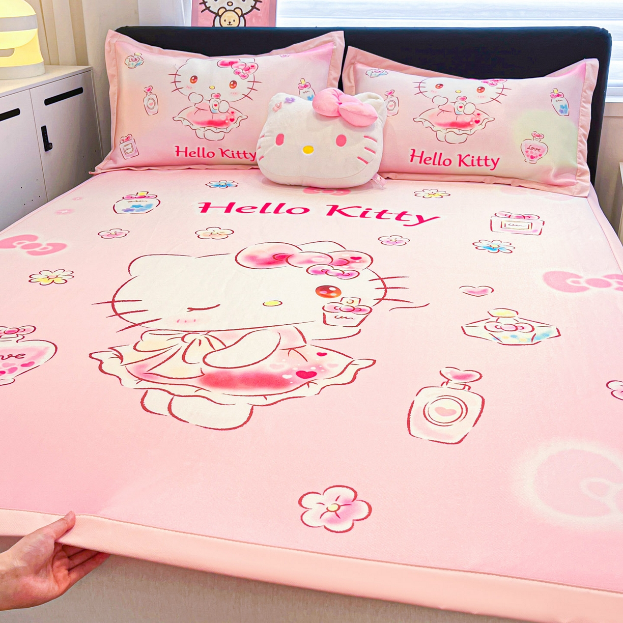 91家纺网 家纺一手货源 找家纺 暮思家居 2026新款正版授权A类大版数码印花三丽鸥1200D冰丝凉席可组合仿锦氨夏被 平铺款-香水KT