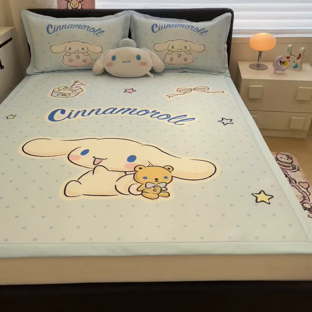 91家纺网 家纺一手货源 找家纺 暮思家居 2026新款正版授权A类大版数码印花三丽鸥1200D冰丝凉席可组合仿锦氨夏被 平铺款-小熊玉桂狗