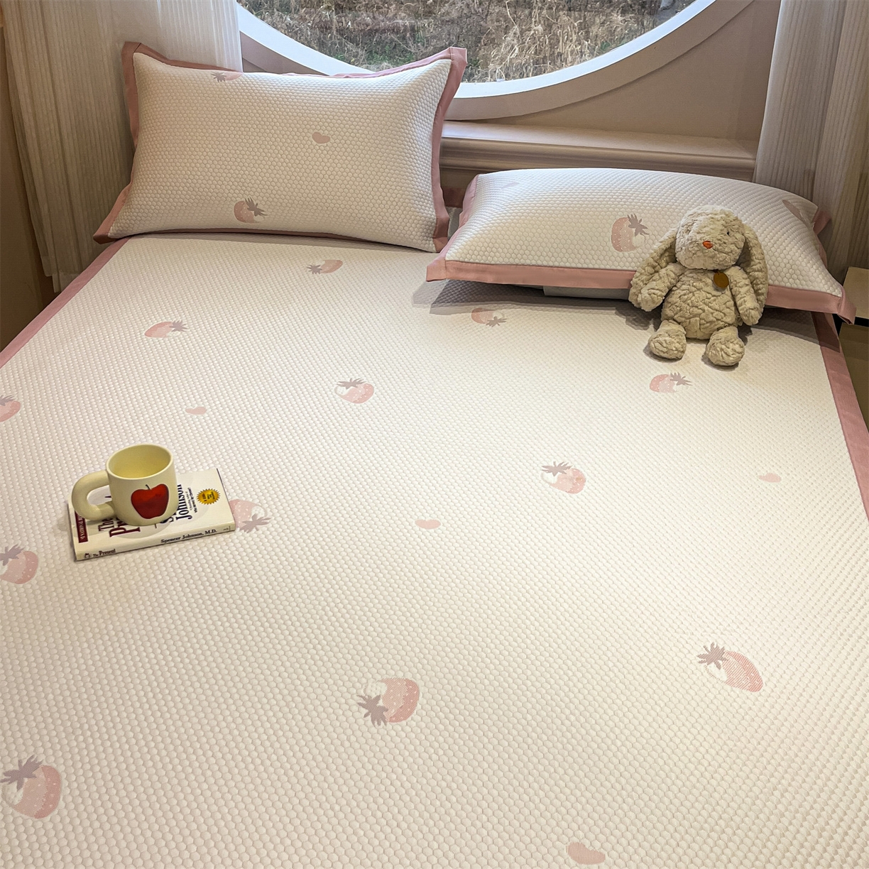 91家纺网 家纺一手货源 找家纺 天之澜家纺 2026新款PE凉豆豆凉席小红书热卖款A类冰豆豆凉席三件套可水洗豆豆凉席-床席款 甜心草莓