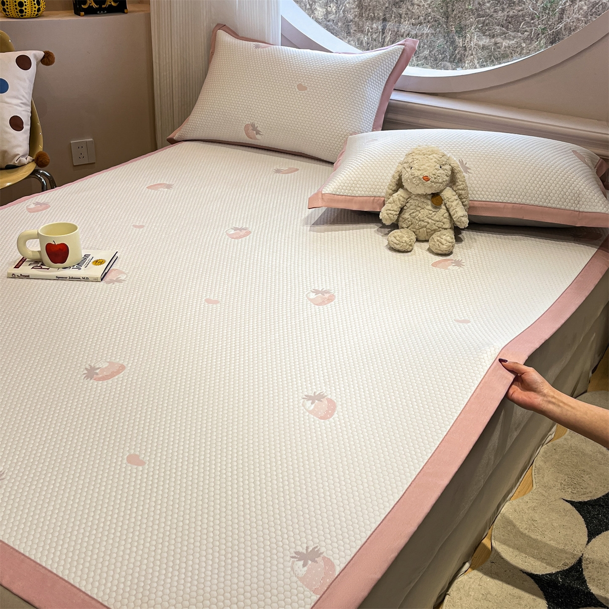 91家纺网 家纺一手货源 找家纺 天之澜家纺 2026新款PE凉豆豆凉席小红书热卖款A类冰豆豆凉席三件套可水洗豆豆凉席-床席款 甜心草莓