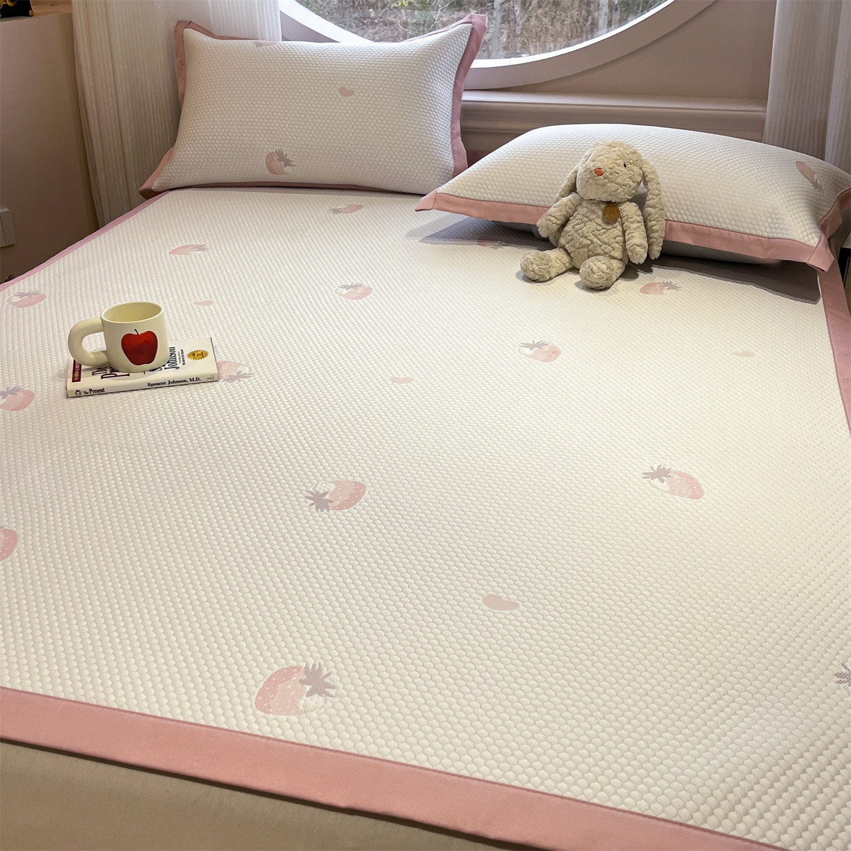 91家纺网 家纺一手货源 找家纺 天之澜家纺 2026新款PE凉豆豆凉席小红书热卖款A类冰豆豆凉席三件套可水洗豆豆凉席-床席款 甜心草莓