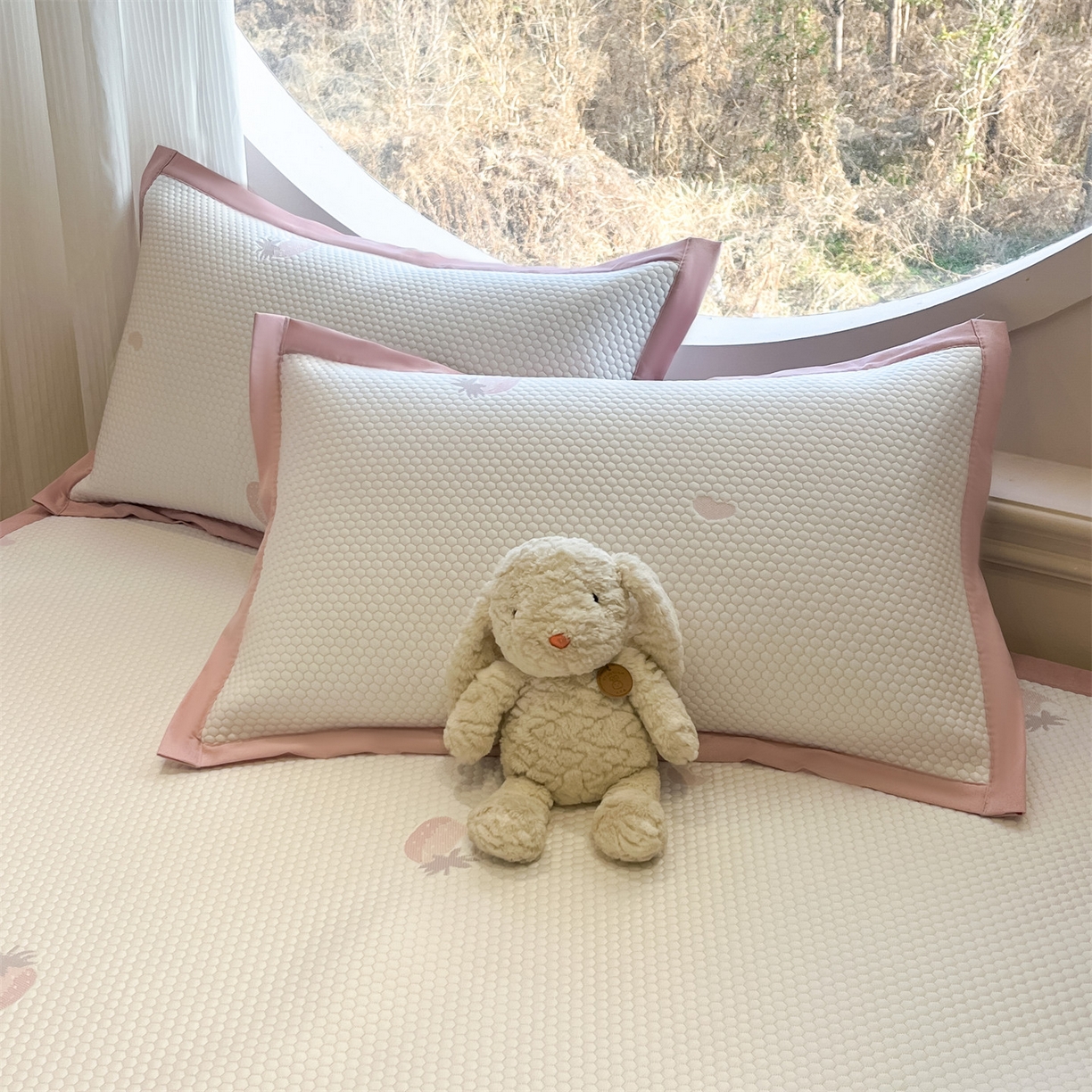 91家纺网 家纺一手货源 找家纺 天之澜家纺 2026新款PE凉豆豆凉席小红书热卖款A类冰豆豆凉席三件套可水洗豆豆凉席-床席款 甜心草莓