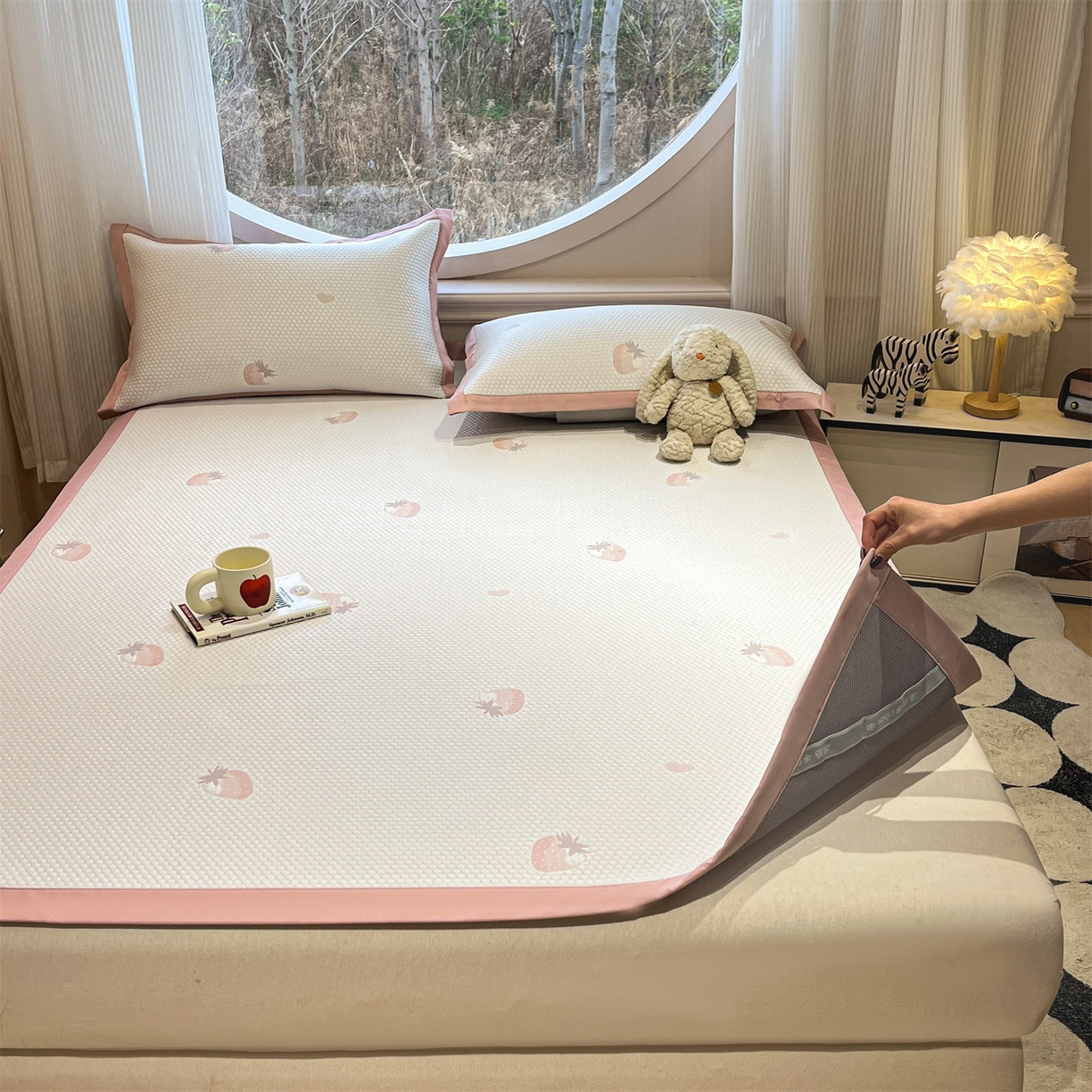 91家纺网 家纺一手货源 找家纺 天之澜家纺 2026新款PE凉豆豆凉席小红书热卖款A类冰豆豆凉席三件套可水洗豆豆凉席-床席款 甜心草莓