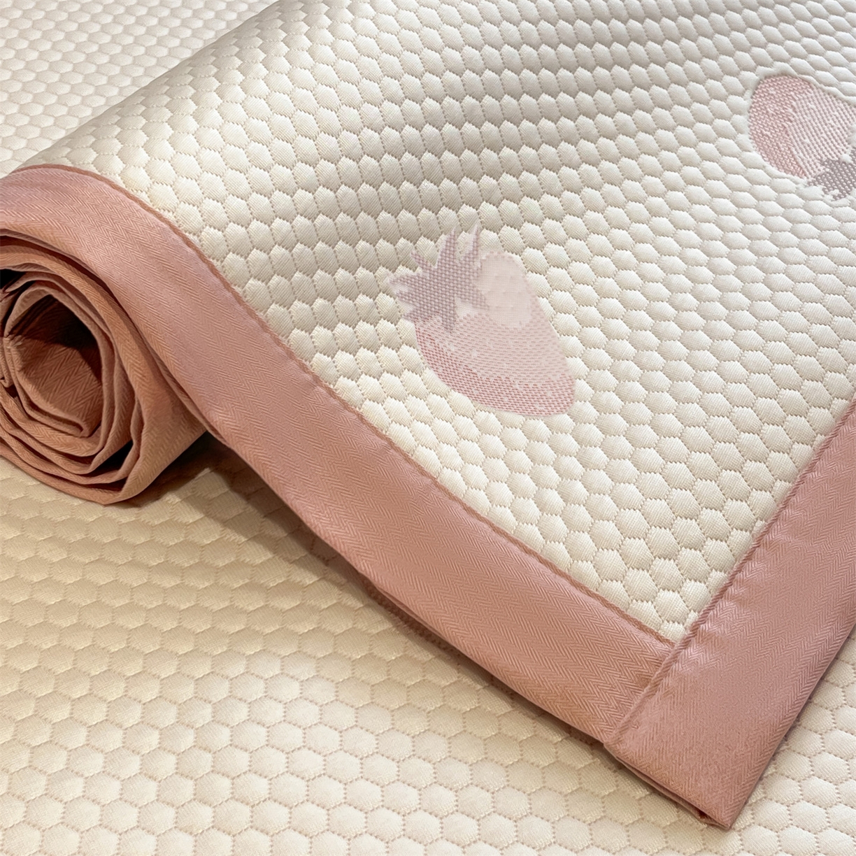 91家纺网 家纺一手货源 找家纺 天之澜家纺 2026新款PE凉豆豆凉席小红书热卖款A类冰豆豆凉席三件套可水洗豆豆凉席-床席款 甜心草莓