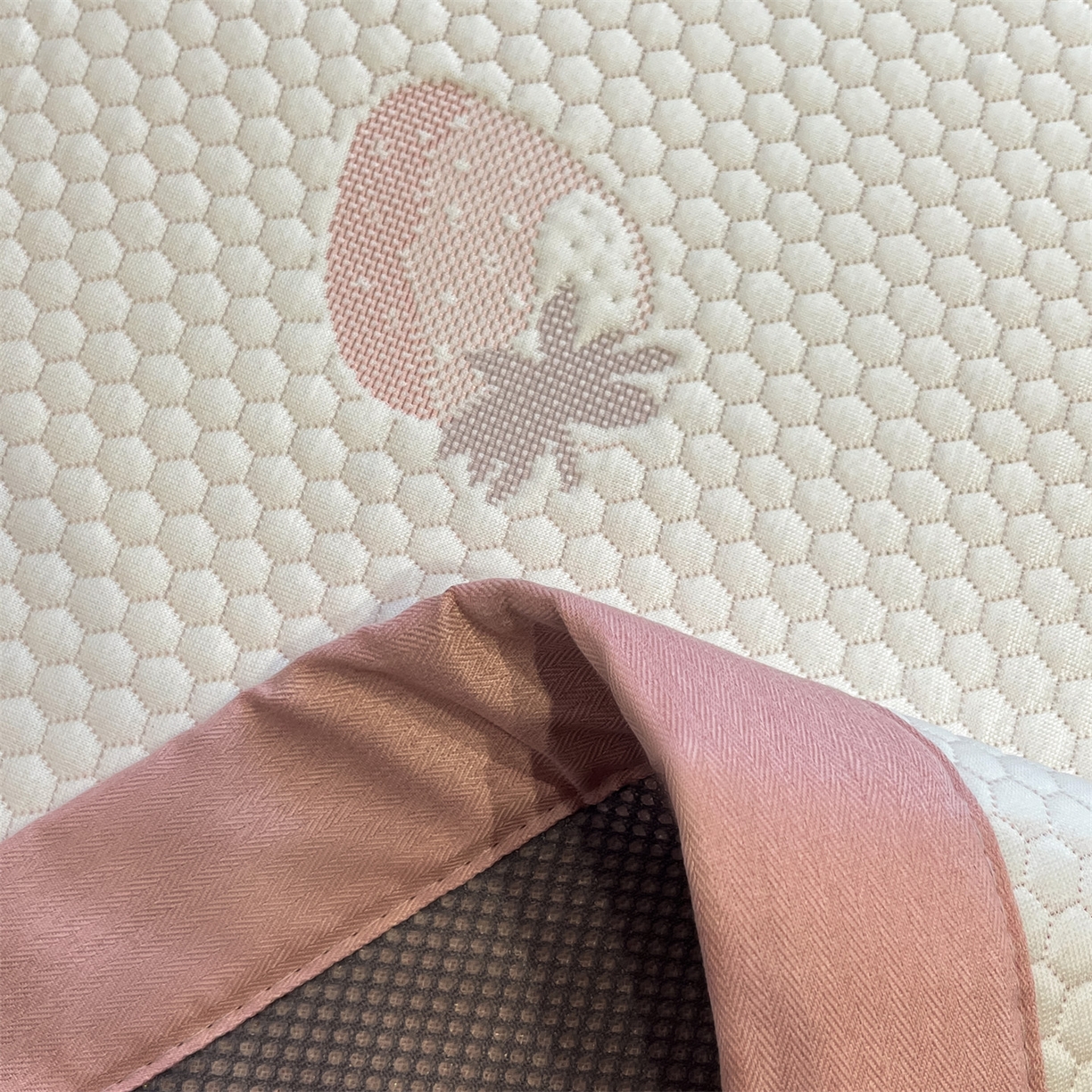 91家纺网 家纺一手货源 找家纺 天之澜家纺 2026新款PE凉豆豆凉席小红书热卖款A类冰豆豆凉席三件套可水洗豆豆凉席-床席款 甜心草莓