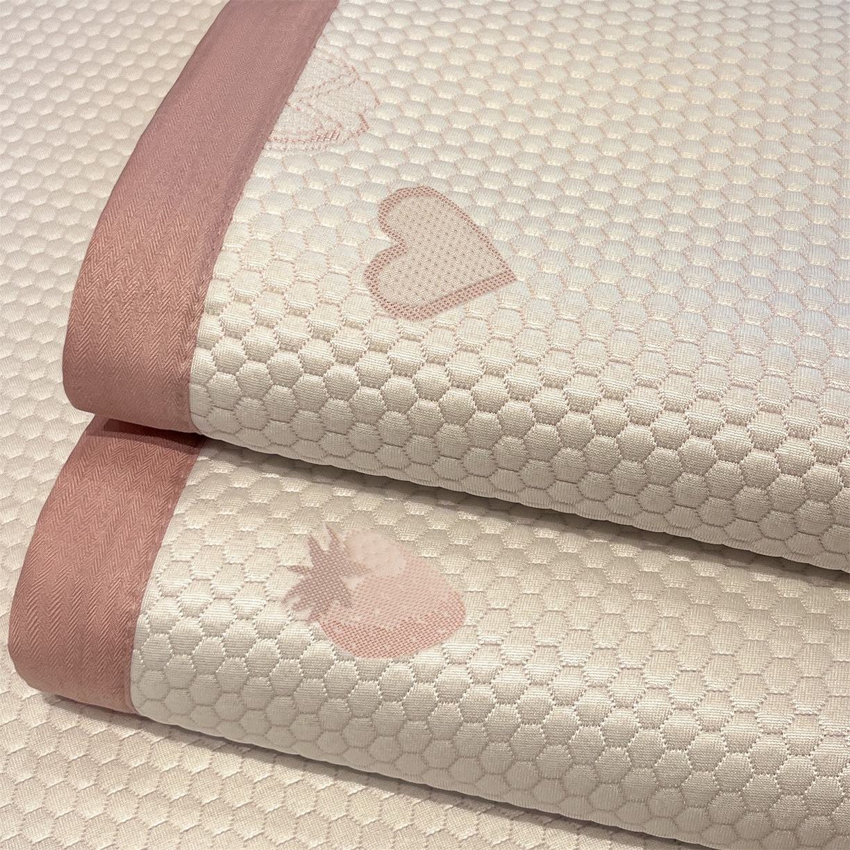 91家纺网 家纺一手货源 找家纺 天之澜家纺 2026新款PE凉豆豆凉席小红书热卖款A类冰豆豆凉席三件套可水洗豆豆凉席-床席款 甜心草莓