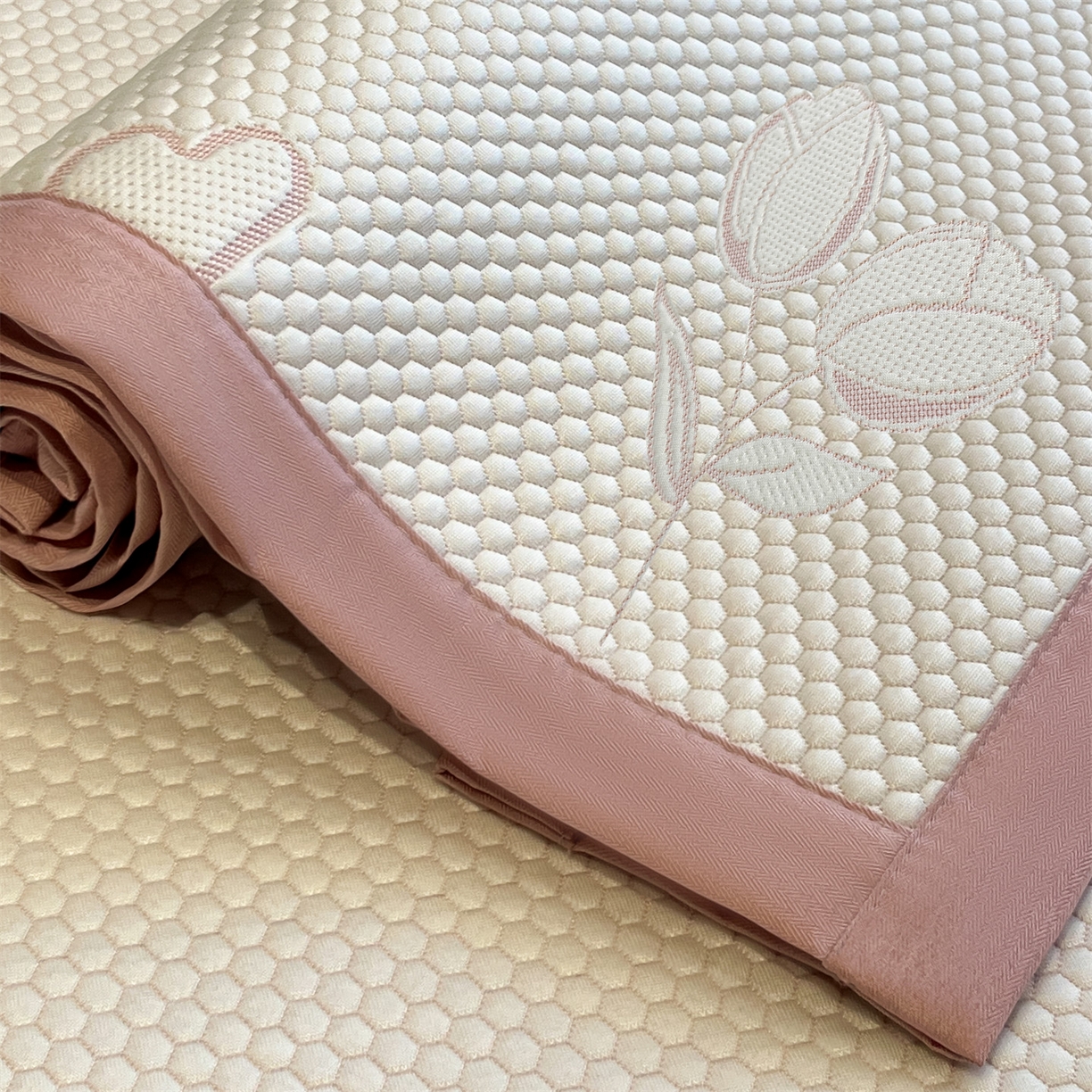 91家纺网 家纺一手货源 找家纺 天之澜家纺 2026新款PE凉豆豆凉席小红书热卖款A类冰豆豆凉席三件套可水洗豆豆凉席-床席款 郁金香之恋