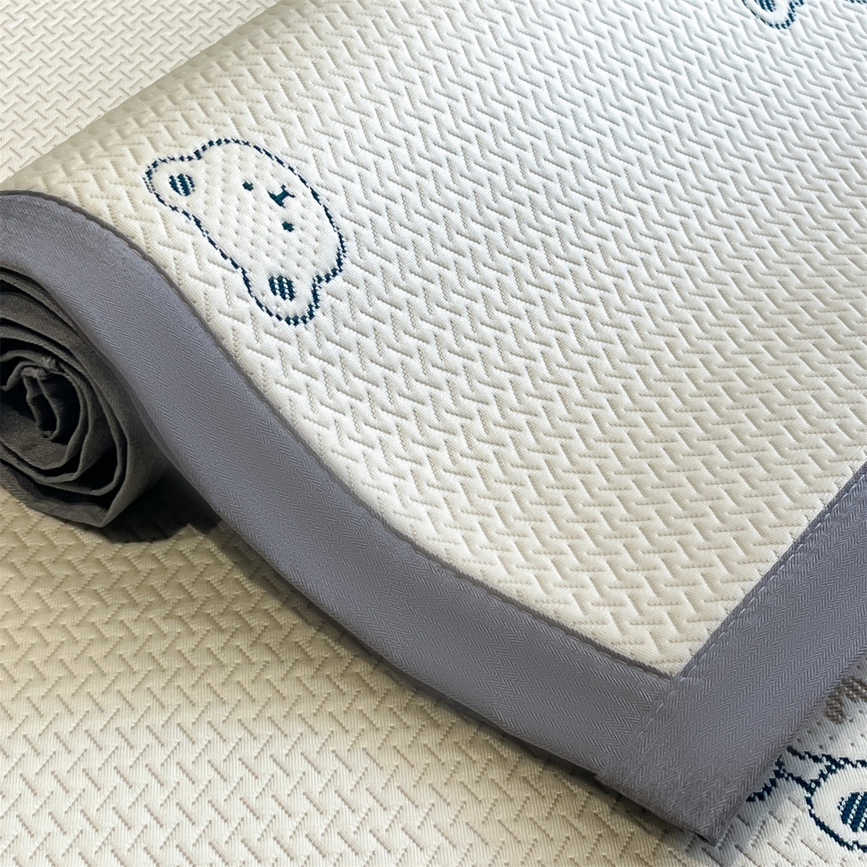 91家纺网 家纺一手货源 找家纺 天之澜家纺 2026新款PE凉豆豆凉席小红书热卖款A类冰豆豆凉席三件套可水洗豆豆凉席-床席款 熊宝宝