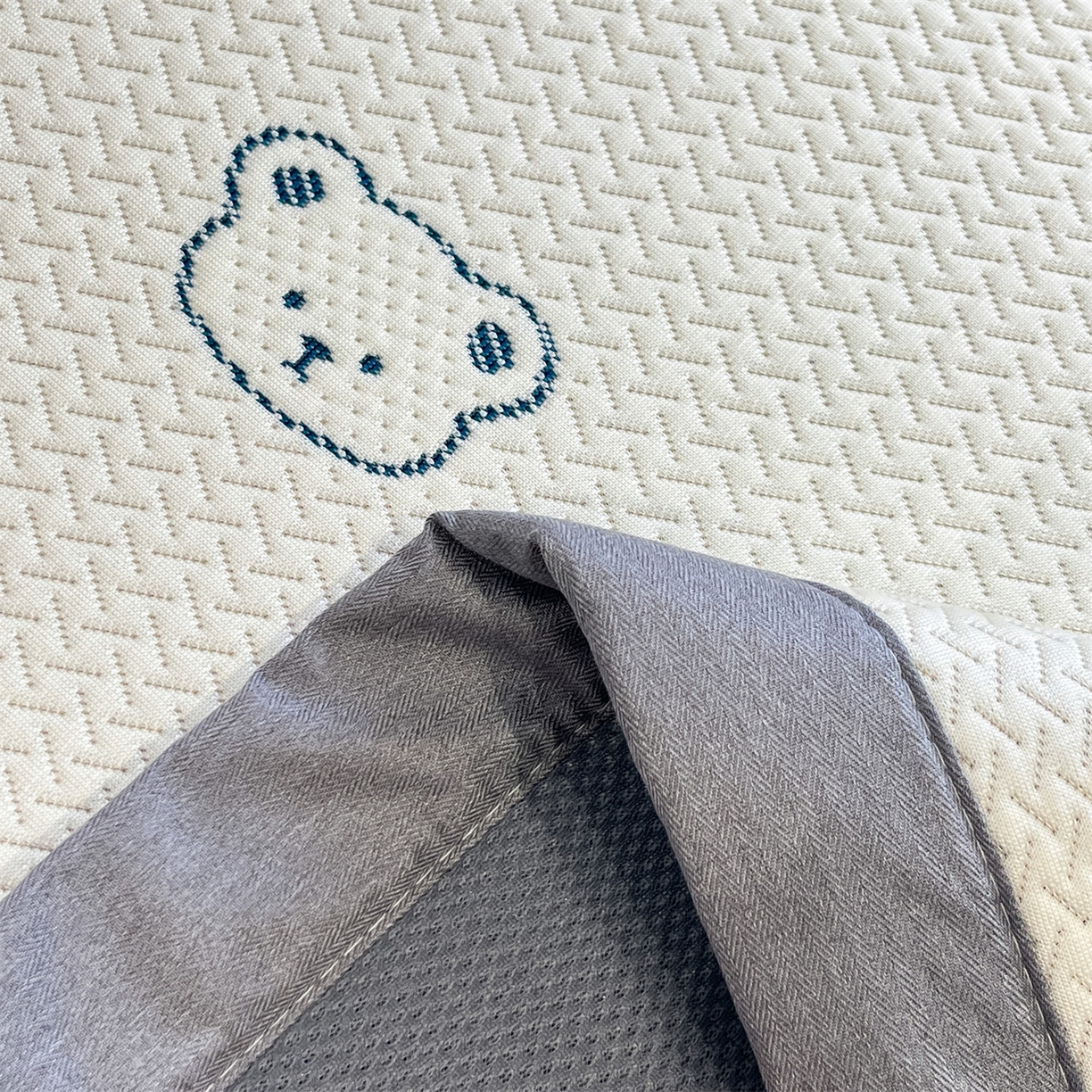 91家纺网 家纺一手货源 找家纺 天之澜家纺 2026新款PE凉豆豆凉席小红书热卖款A类冰豆豆凉席三件套可水洗豆豆凉席-床席款 熊宝宝