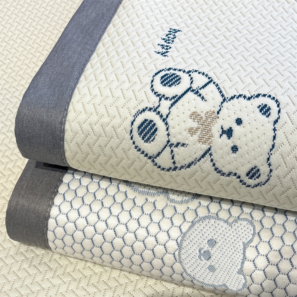 91家纺网 家纺一手货源 找家纺 天之澜家纺 2026新款PE凉豆豆凉席小红书热卖款A类冰豆豆凉席三件套可水洗豆豆凉席-床席款 熊宝宝