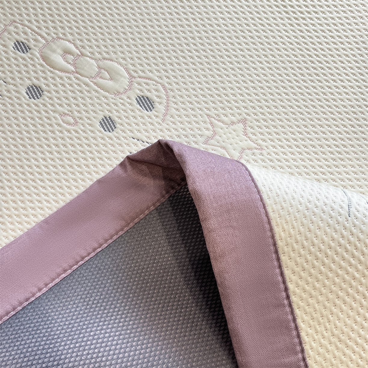 91家纺网 家纺一手货源 找家纺 天之澜家纺 2026新款PE凉豆豆凉席小红书热卖款A类冰豆豆凉席三件套可水洗豆豆凉席-床席款 小喵喵