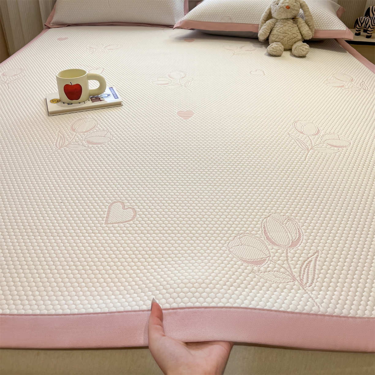 91家纺网 家纺一手货源 找家纺 天之澜家纺 2026新款PE凉豆豆凉席小红书热卖款A类冰豆豆凉席三件套可水洗豆豆凉席-床席款 郁金香之恋