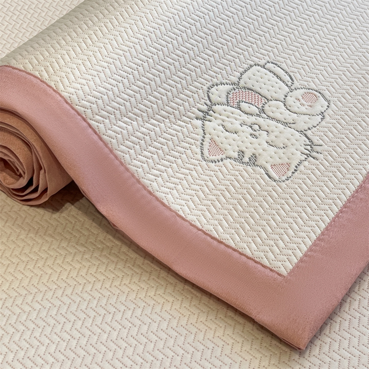 91家纺网 家纺一手货源 找家纺 天之澜家纺 2026新款PE凉豆豆凉席小红书热卖款A类冰豆豆凉席三件套可水洗豆豆凉席-床席款 招财猫