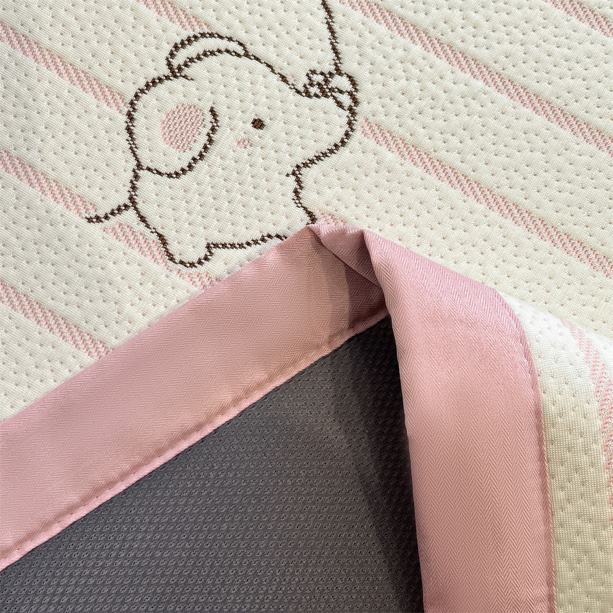 91家纺网 家纺一手货源 找家纺 天之澜家纺 2026新款PE凉豆豆凉席小红书热卖款A类冰豆豆凉席三件套可水洗豆豆凉席-床席款 象小萌